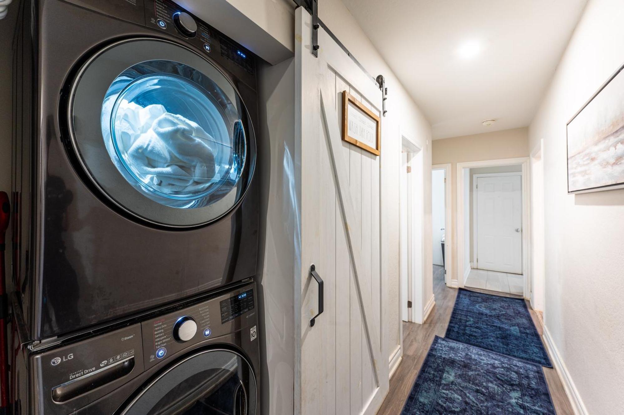 Resort-like 4br 3ba Near Downtown, Four Seasons Hot Tub, Gym, King Bed Apartment Toronto